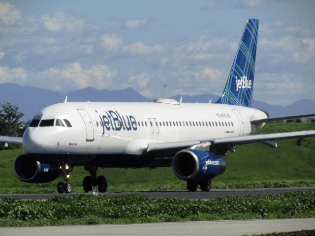 Airbus A320 (N552JB) - Lined up RWY 30