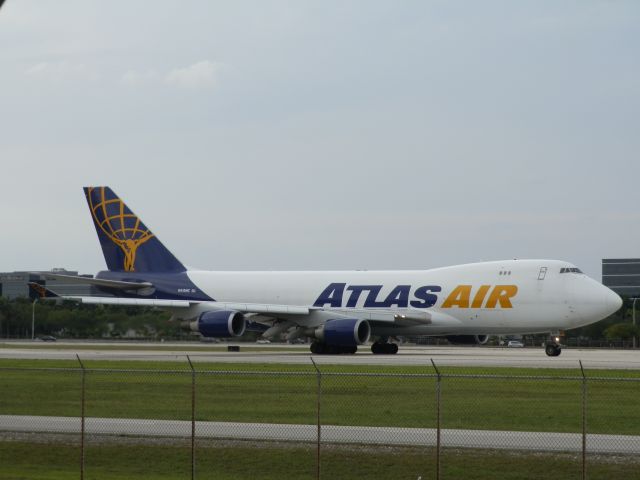 Boeing 747-400 (N415MC)