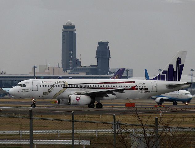 Airbus A320 (B-LCB) - I take a picture on Mar 31, 2017.br /UO819/31