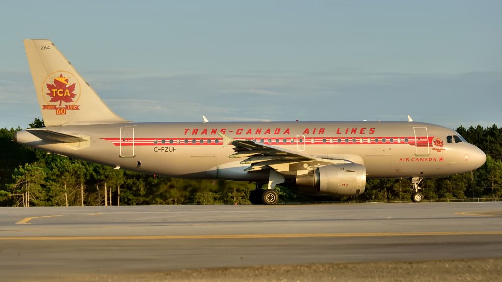 Airbus A319 (C-FZUH) - Holding on Rwy 25.