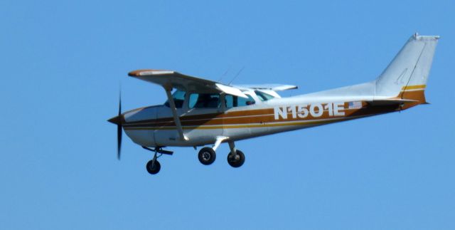 Cessna Skyhawk (N1501E) - On short final is this 1978 Cessna 172N Skyhawk in the Autumn of 2022.