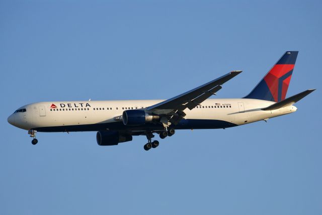 BOEING 767-300 (N178DN)