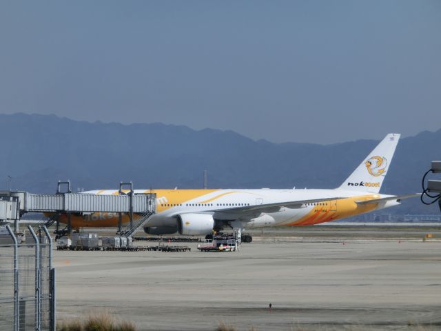 Boeing 777-200 (HS-XBA) - チャーター便でバンコクのドンムアンからの飛来です。