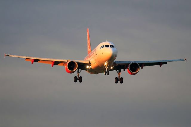 Airbus A319 (G-EZIL)