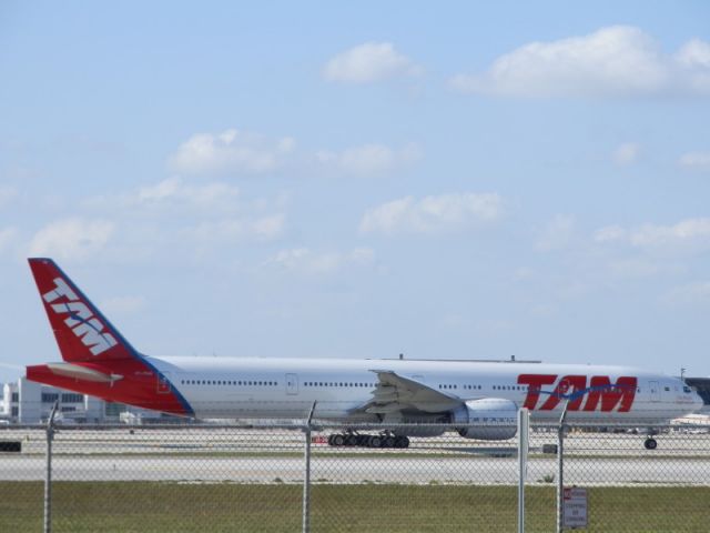 Boeing 777-200 (PT-MUG) - The Magic Red Carpet!