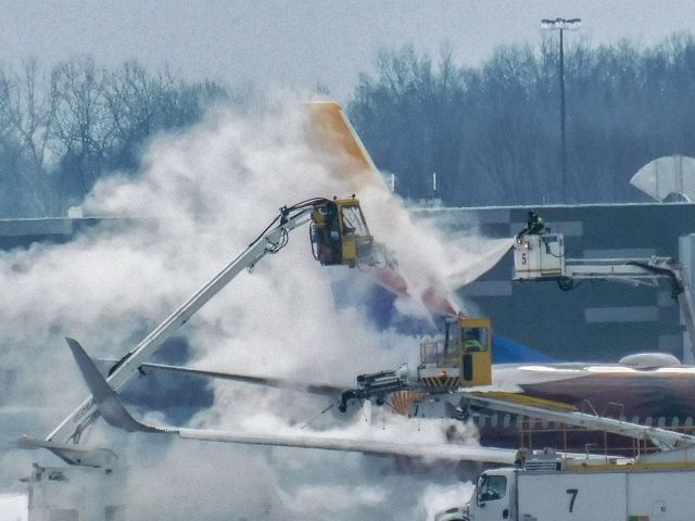 Boeing 737-700 (N918WN) - De ice 