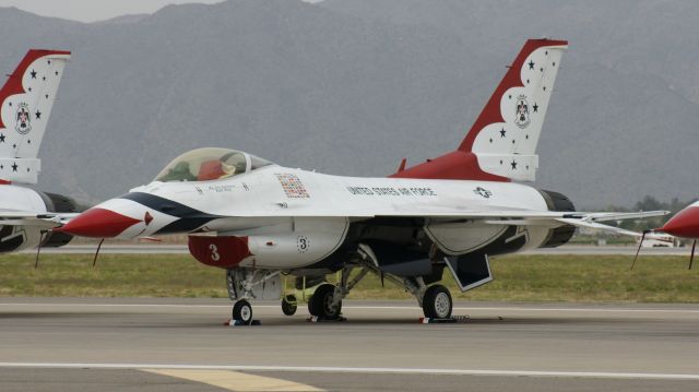 Lockheed F-16 Fighting Falcon — - Thunderbird #3
