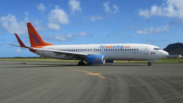 Boeing 737-800 (C-FTOH)