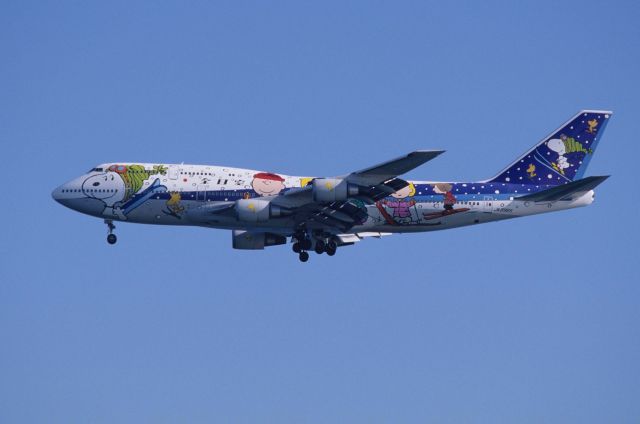 Boeing 747-400 (domestic, no winglets) (JA8965) - Final Approach to Tokyo-Haneda Intl Airport Rwy16L on 1998/01/07 " Skiing Snoopy c/s "