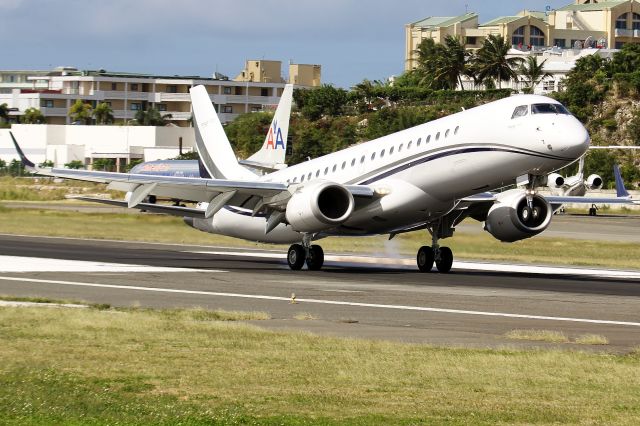 Embraer ERJ-190 (N889ML) - N889ML landing at TNCM