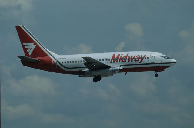 Boeing 737-200 (N721ML) - Final Approach to Miami Intl Airport on 1990/08/28