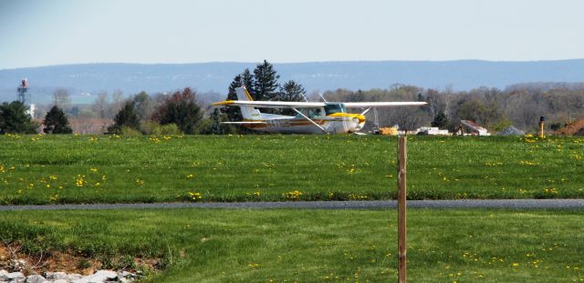 Cessna 152 (N147108) - This beautiful Cessna 152 was doing some pattern work around the Allentown airport.