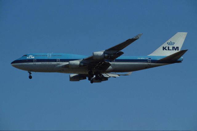 Boeing 747-400 (PH-BFA) - Final Approach to Narita Intl Airport Rwy34 on 1991/02/09