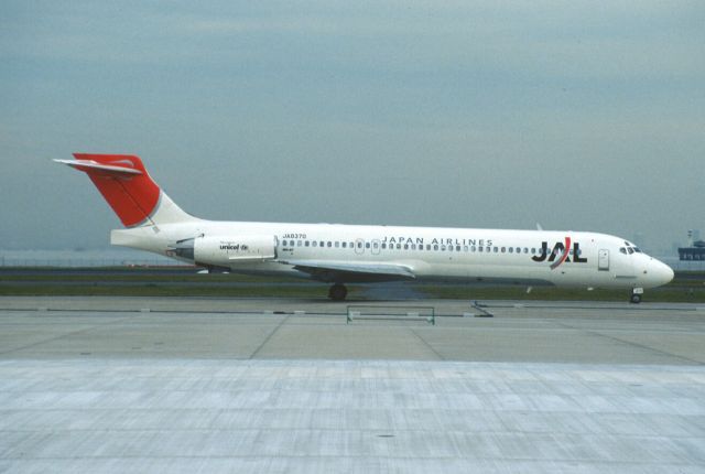 McDonnell Douglas MD-87 (JA8370) - Taxing at Tokyo-Haneda Intl Airport on 2003/03/04