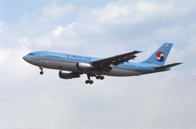 Airbus A300F4-200 (HL7224) - Final Approach to Narita Intl Airport Rwy34 on 1986/04/06