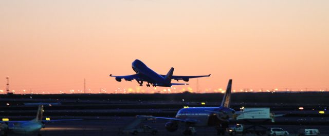 Boeing 747-400 (LX-UCV)