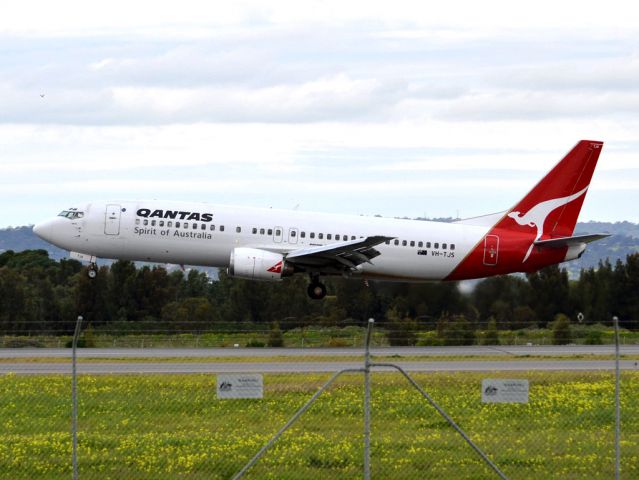 BOEING 737-400 (VH-TJS) - A Qantas old girl about to put down on runway 05. Thursday 12th July 2012.