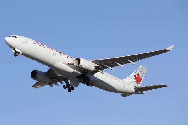 Airbus A330-300 (C-GFUR) - Departing Pearson (CYYZ)