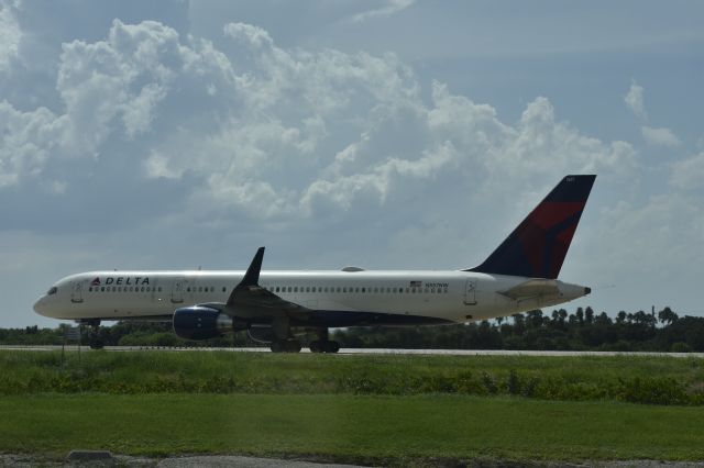 Boeing 757-200 (N557NW)