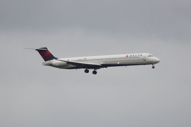 McDonnell Douglas MD-88 (N985DL) - Delta Flight 2103 (N985DL) arrives at Orlando International Airport following a flight from North Kentucky International Airport