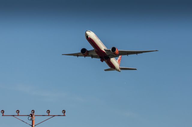 BOEING 777-300ER (VT-ALT) - Air India Boeing 777-300ER departing Chicago O'Hares 28R Full Length Headed to Delhi 11/28/20