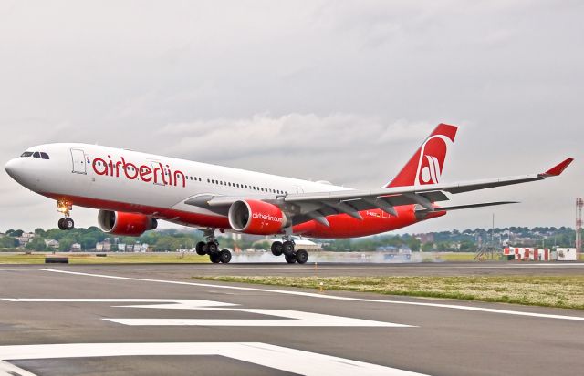 Airbus A330-200 (D-ABXC) - Air Berlin 22L landing and smoke show 