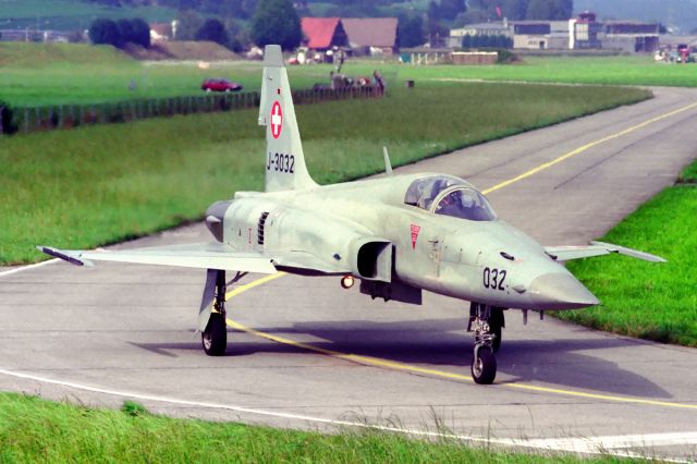 Northrop RF-5 Tigereye (J3032) - Quite a lot more of our 'obsolete' F-5 Tiger II aircrafts will leave Switzerland in 2019 to serve the US Navy and Marines - back in 1999 the world was in order and many grey Tigers active. J-3032 shortly before the flat tyre appears