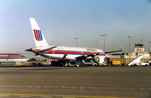 Boeing 757-200 (N558UA) - KSJC - 757 service at SJC was cool back then, as SJC didn't have that many larger jets working the routes. I always wanted to make this an SJC Postcard and sell them at the Airline collectible shows - but never followed up.