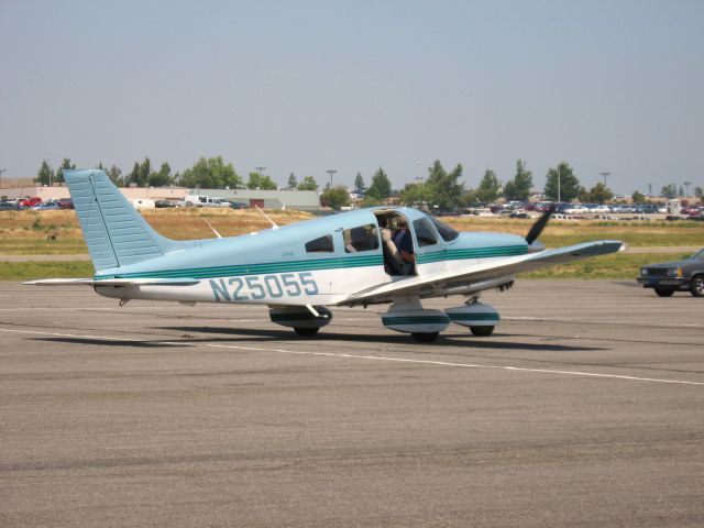 Piper Cherokee (N25055) - TAXIING AT RIVERSIDE MUNI