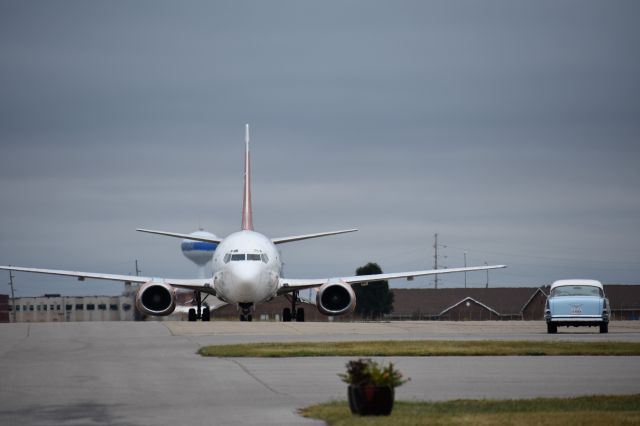 BOEING 737-300 (N529AU)