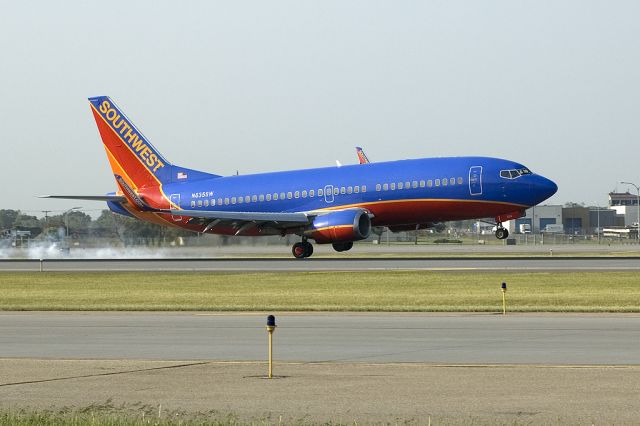 BOEING 737-300 (N635SW)