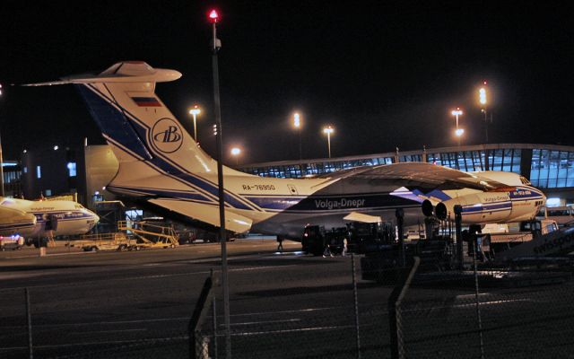 Ilyushin Il-76 (RA-76950) - volga-dnepr il-76 ra-76950 arriving in shannon with parts for ra-76951 17/11/15.