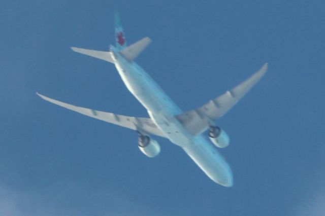 Boeing 777-200 (C-FNNU) - C-FNNU Boeing B-777-333 Air Canada AC904 De Montreal YUL vers Rome FCO Altitude 5439 Mètres Vitesse 854 Km/H. Survolant la ville de Lavaltrie QC. Le 10-08-2024 à 18:05