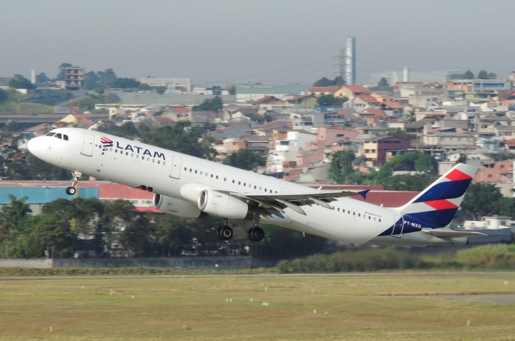 Airbus A321 (PT-MXG)