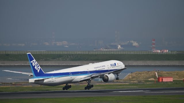 Boeing 777-200 (JA752A) - 28.Apr.2024br /ALL NIPPON AIRWAYS Boeing 777-381 (JA752A)br /Take off at LAW16L.