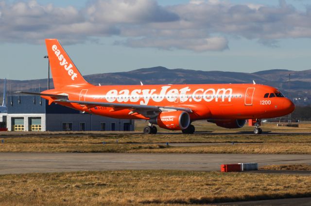 Airbus A320 (G-EZUI)