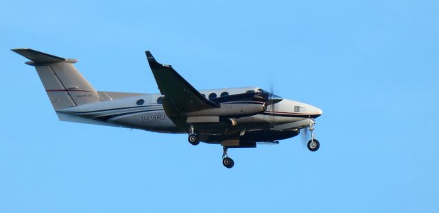 Beechcraft Super King Air 200 (N436RJ) - On short final is this 2011 Hawker Beechcraft 200GT King Air 250 in the Autumn of 2022.