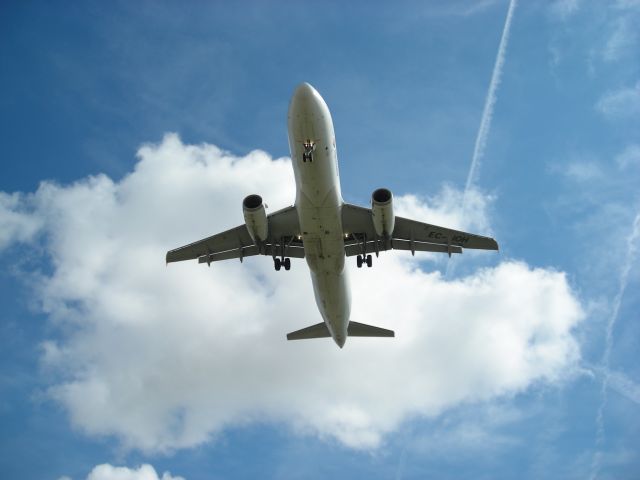 McDonnell Douglas MD-87 (EC-IOH)