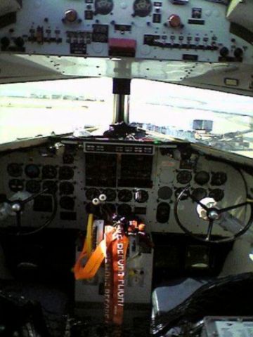 Douglas DC-3 — - The cockpit of AAs DC3