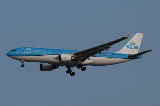 Airbus A330-200 (PH-AOE) - "KLM 617 heavy" operating with an A330-203 instead of the normal A330-300 on final to 4R