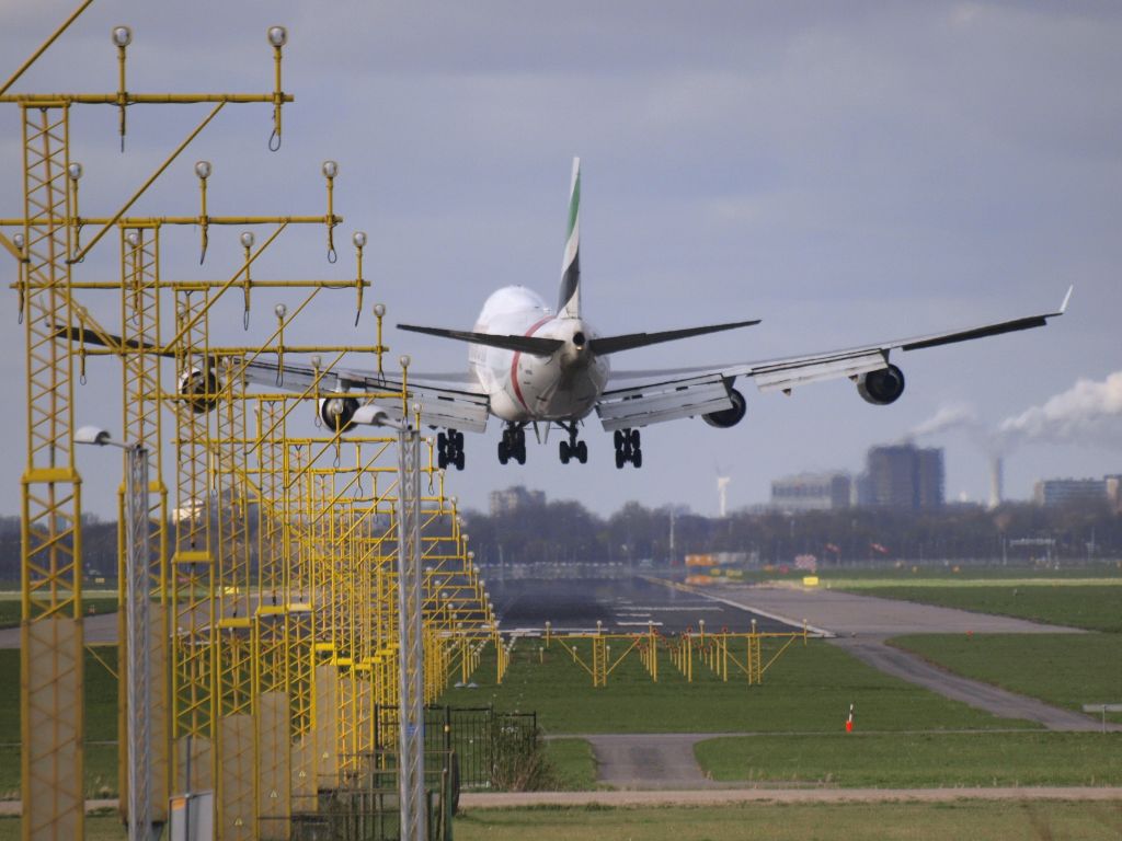Boeing 747-400 (N415MC)