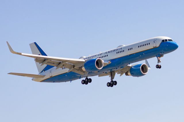 Boeing 757-200 (09-0016) - "Air Force One" about to land at John Wayne airport with the President on board.