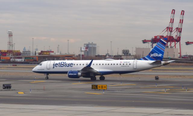 Embraer ERJ-190 (N368JB) - JetBlue Airways Embraer ERJ-190AR N368JB in Newark 