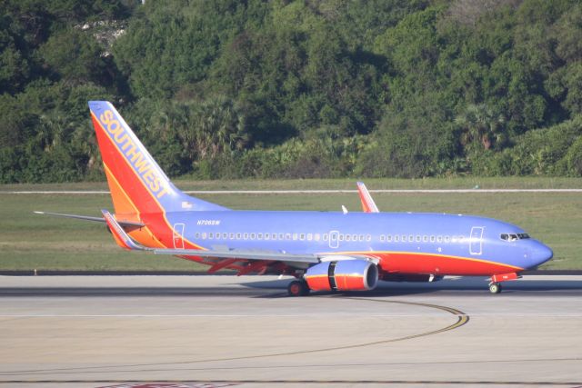BOEING 737-300 (N706SW) - Southwest Flight 3061 (N706SW) arrives on Runway 1L at Tampa International Airport following a flight from Columbus International Airport