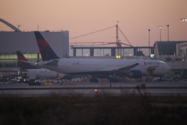 BOEING 767-400 (N834MH)