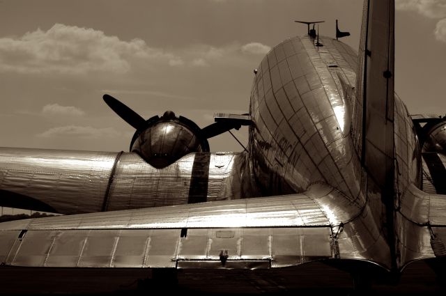 Douglas DC-3 (NAC17334)