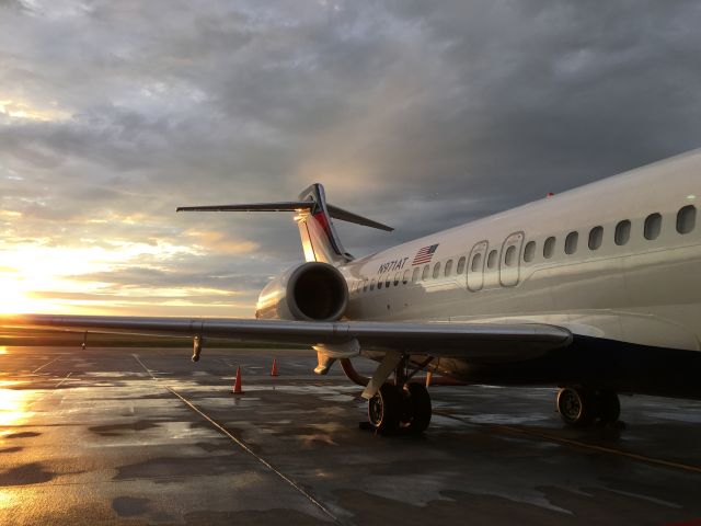 Boeing 717-200 (N971AT) - GSP truly has the best backdrops!