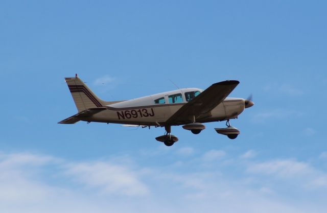 Piper Cherokee (N6913J)