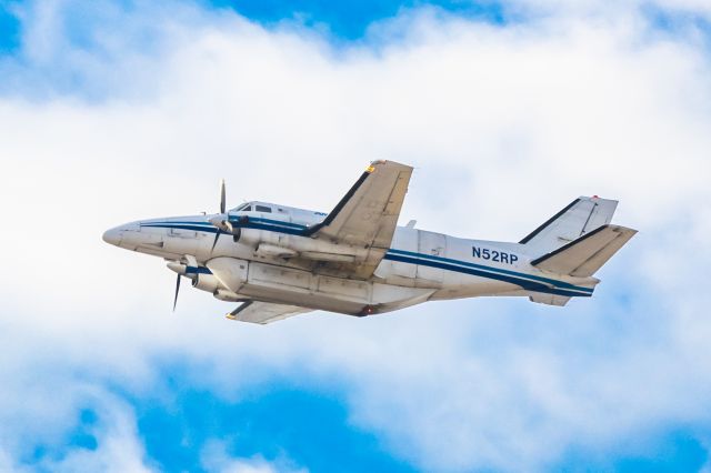 Beechcraft Airliner (N52RP) - Ameriflight Beechcraft 99 taking off from PHX on 12/7/22. Taken with a Canon R7 and Tamron 70-200 G2 lens.