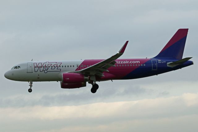 Airbus A320 (HA-LYT)